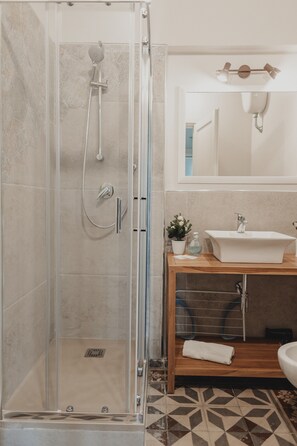 Een douche, een haardroger, handdoeken