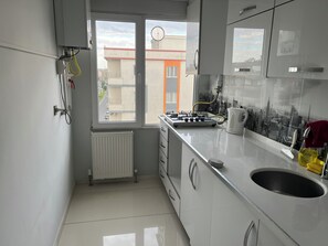 Apartemen Deluks, pemandangan kota | Dapur pribadi | Lemari es, kompor, dan peralatan masak/sendok-piring