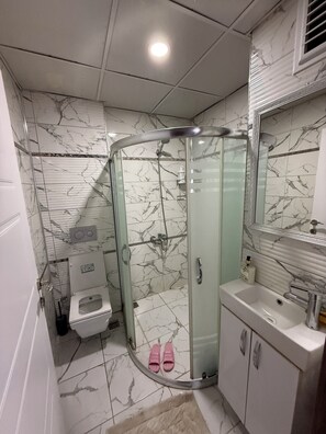 Apartemen Deluks, pemandangan kota | Kamar mandi | Shower, perlengkapan mandi gratis, pengering rambut, dan handuk