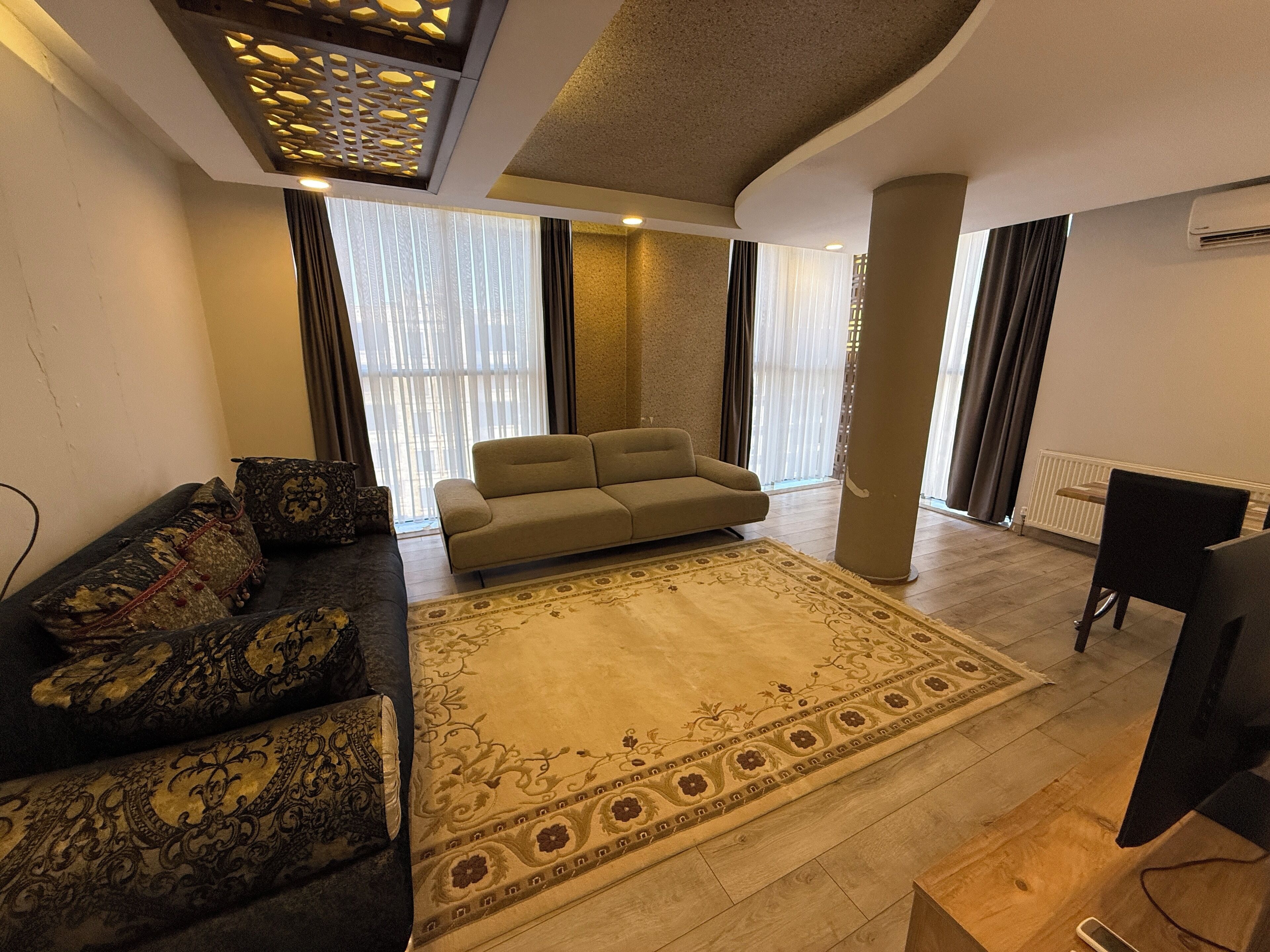 Appartement Deluxe, vue ville | Coin séjour | Télévision