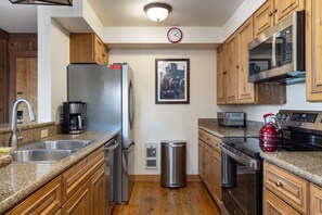 Refrigerador, microondas, horno, placa de cocina