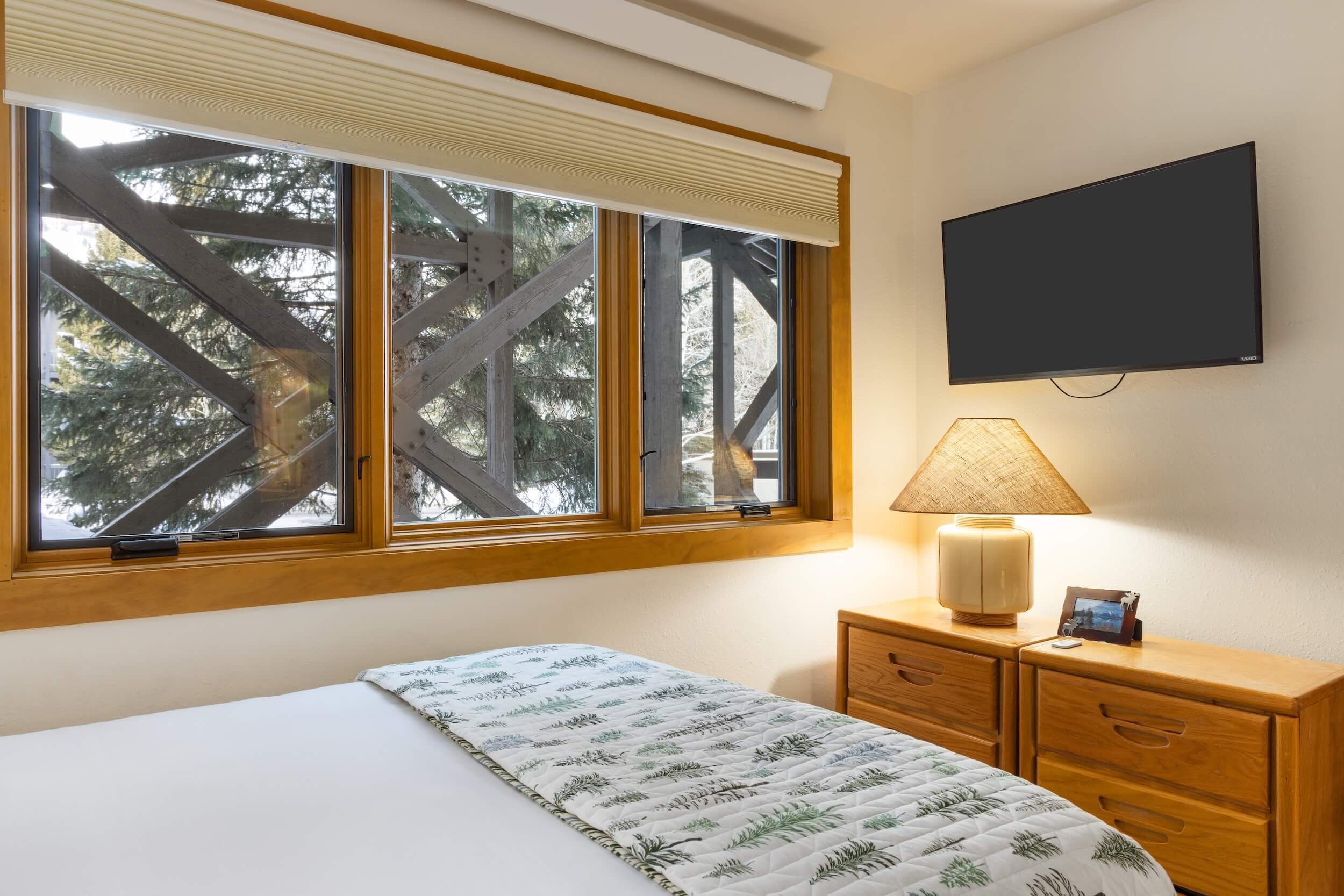 Tabla de planchar con plancha, wifi y ropa de cama 