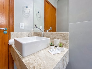 Apartment | Bathroom | Towels, toilet paper - Enseada Mutá (Porto Seguro)