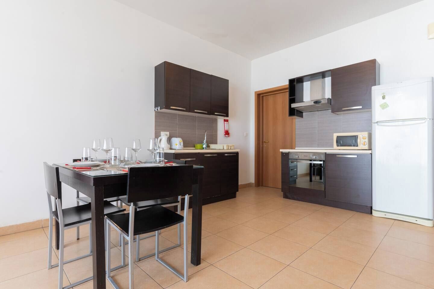 Frigorifero, microonde, forno, piano cottura