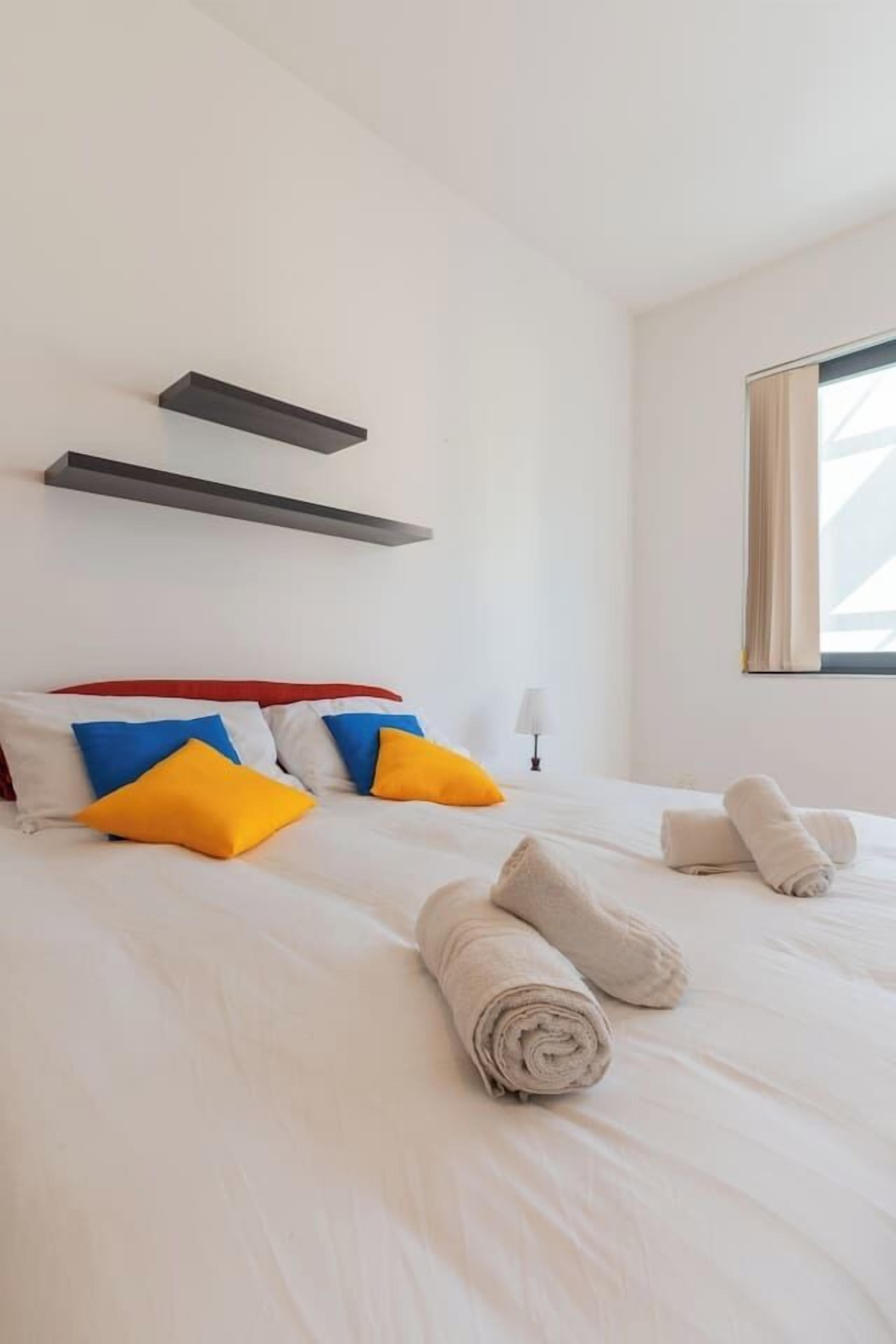 Schreibtisch, Bügeleisen/Bügelbrett, Reisekinderbett, WLAN