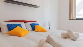 Schreibtisch, Bügeleisen/Bügelbrett, Reisekinderbett, WLAN