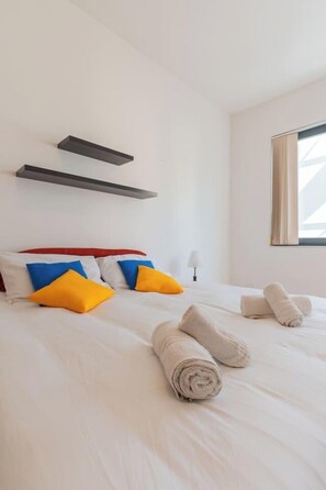 Schreibtisch, Bügeleisen/Bügelbrett, Reisekinderbett, WLAN