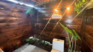 Telt - balkon - udsigt til have | Badeværelse | Bruser, gratis toiletartikler, håndklæder, Sæbe