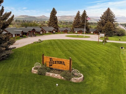 El Western Cabins & Lodges