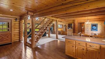 Hus | Oppholdsområde | En 48-tommers Flatskjerm-TV med Parabol-TV