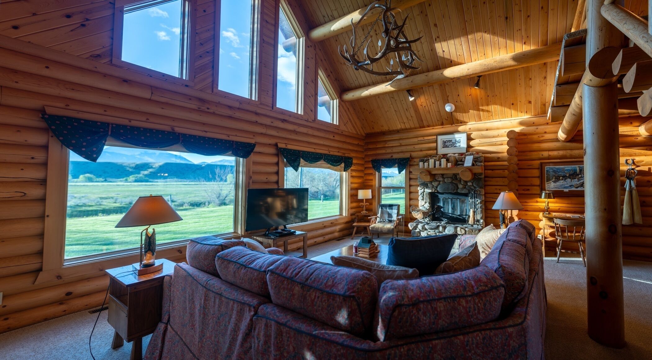 House | Living area | 48-inch flat-screen TV with satellite channels