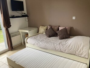 Tabla de planchar con plancha, internet y ropa de cama 