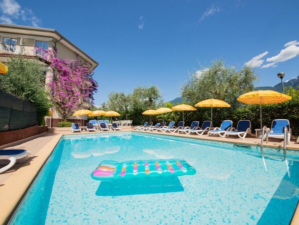 Outdoor pool - Hotel Garden  (Limone Sul Garda)