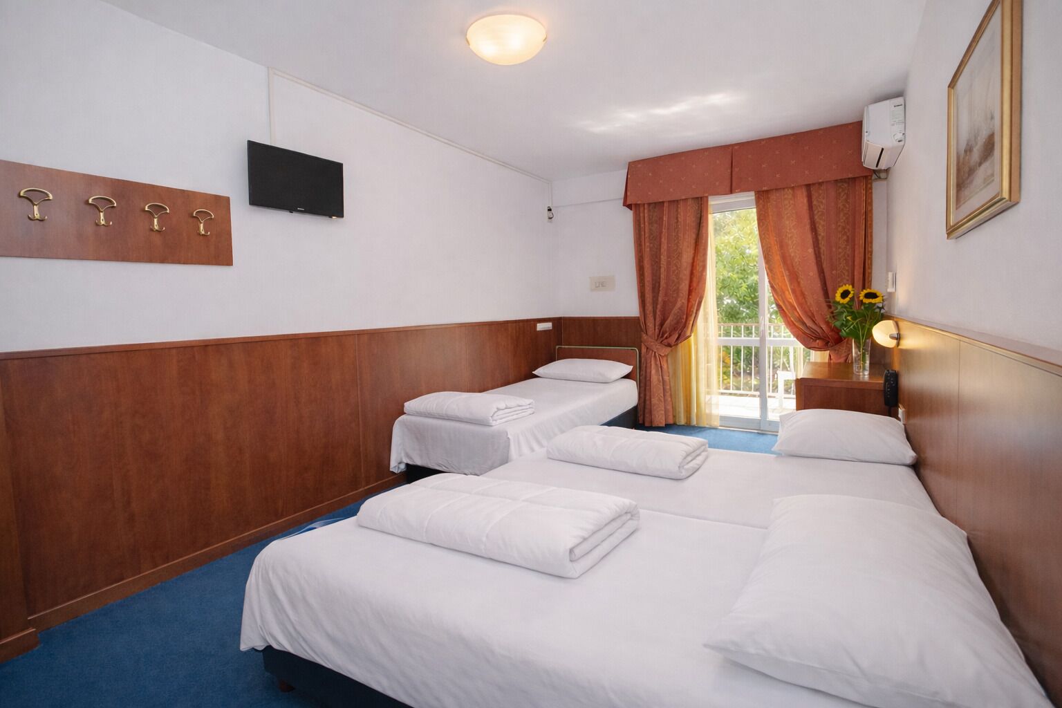 Caja de seguridad en la habitación, escritorio y cortinas blackout 