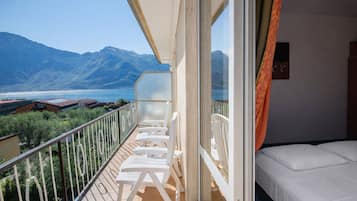 Caja de seguridad en la habitación, escritorio y cortinas blackout