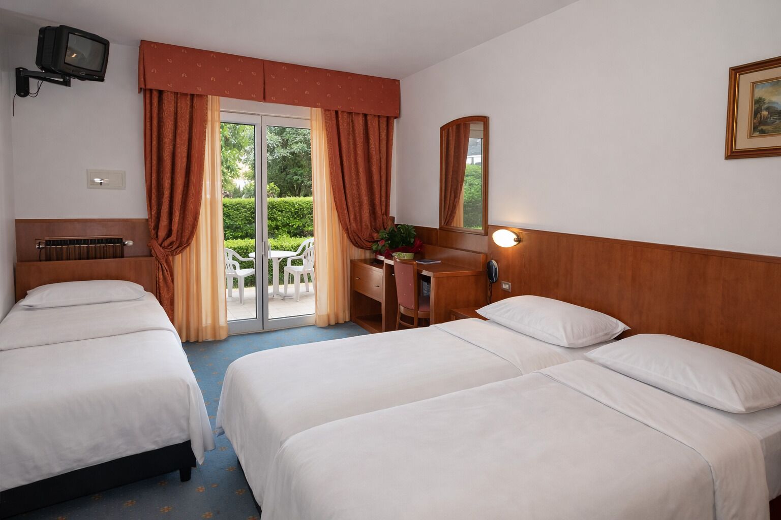 Tremannsrom – familie, hageutsikt | Safe på rommet, skrivebord, blendingsgardiner og wi-fi (inkludert)