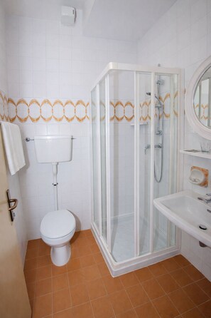 Shower, hair dryer, towels, soap - Hotel Garden  (Limone Sul Garda)