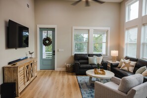 Smart TV, books - Magnolia By The Bay – A charming 3-bedroom, 2-bath cottage in Perdido Beach, AL (Elberta)