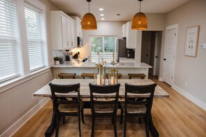 Dining - Magnolia By The Bay – A charming 3-bedroom, 2-bath cottage in Perdido Beach, AL (Elberta)