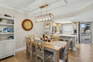 คอนโด, เตียงควีนไซส์ 2 เตียง (Club Capri 101) | ร้านอาหาร