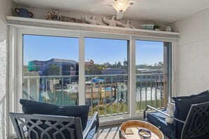 คอนโด, เตียงควีนไซส์ 2 เตียง (Club Capri 101) | บริเวณนั่งเล่น