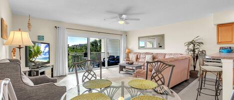 Apartment, Mehrere Betten (Captain's Cove #203) | Wohnbereich