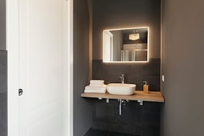 Dusj, hårføner, bidé og håndklær