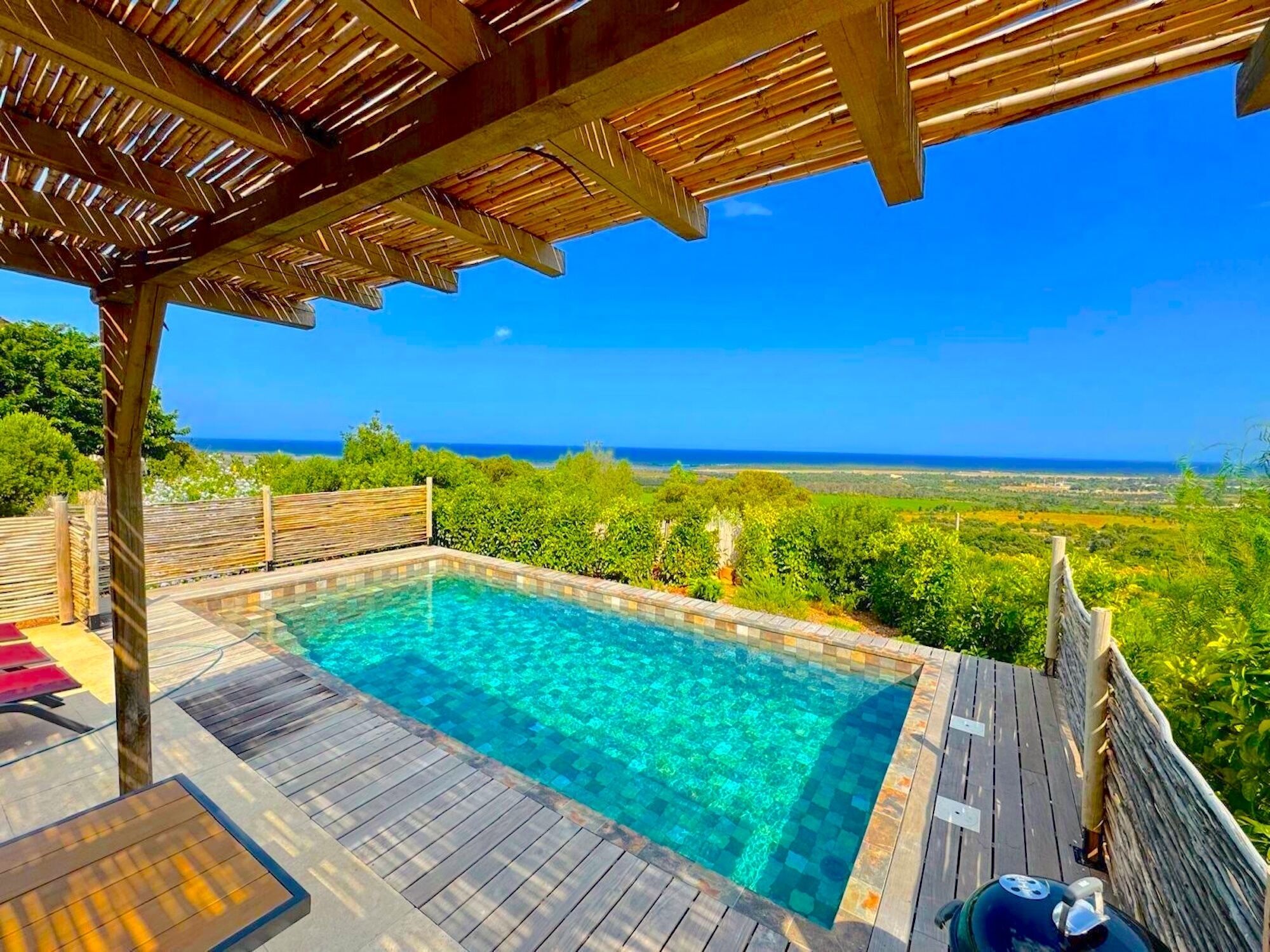 Utendørsbasseng og et oppvarmet basseng