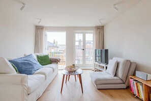 TV, stereo - Chic 2BDR Maisonette with Private Terraces Chelsea (Greater London)