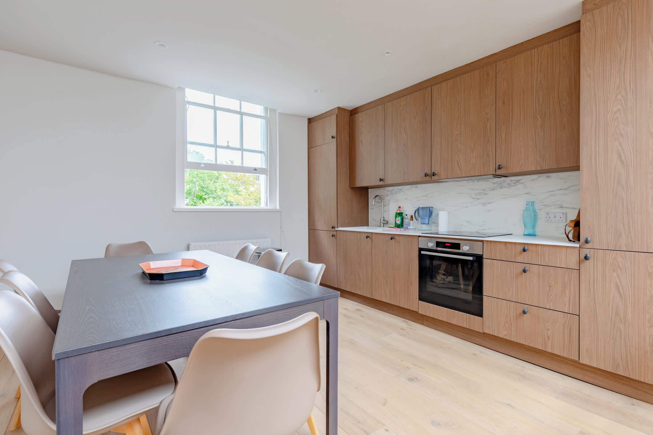 Kjøleskap, ovn, kokeplater og oppvaskmaskin