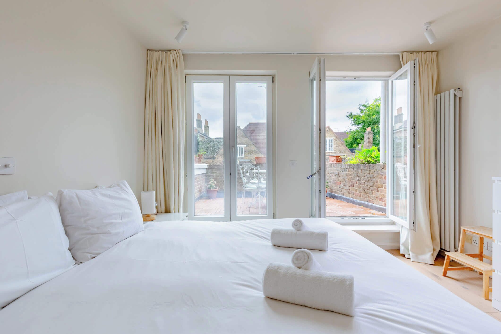 2 bedrooms, iron/ironing board, Internet, bed sheets