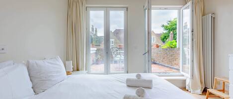 2 bedrooms, iron/ironing board, Internet, bed sheets