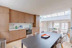 Dining - Chic 2BDR Maisonette with Private Terraces Chelsea (Greater London)
