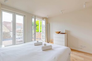 2 bedrooms, iron/ironing board, Internet, bed sheets - Chic 2BDR Maisonette with Private Terraces Chelsea (Greater London)