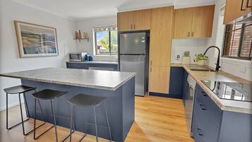 Réfrigérateur, micro-ondes, four, lave-vaisselle