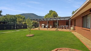 Outdoor dining - Halinka Haven - Family Friendly, Close to Town (Bright)
