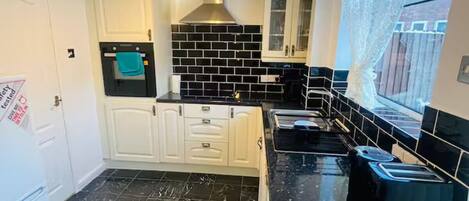 Køleskab, mikrobølgeovn, ovn, brødrister