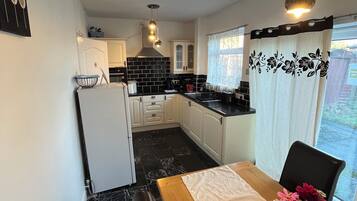 Køleskab, mikrobølgeovn, ovn, brødrister