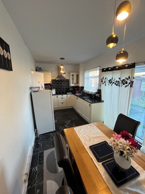 Køleskab, mikrobølgeovn, ovn, brødrister