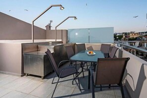 Outdoor dining - Villa Miami (Agia Marina)