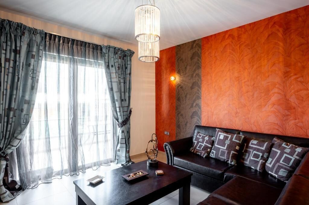 Una sala de estar moderna con un sofá, una mesa de centro y una lámpara colgante.