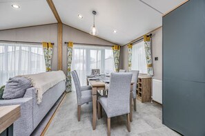 Dining - Luxurious Home in Lakeside Park - Pass the Keys (Chichester)