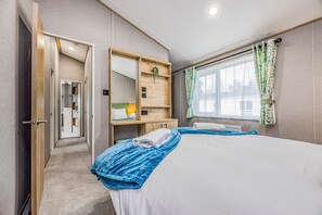 Tabla de planchar con plancha, wifi gratis y ropa de cama 