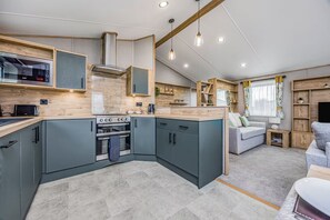 Kjøleskap, mikrobølgeovn, ovn og oppvaskmaskin