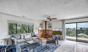 TV - Valley View Retreat w/ Firepit + BBQ (Cottonwood)