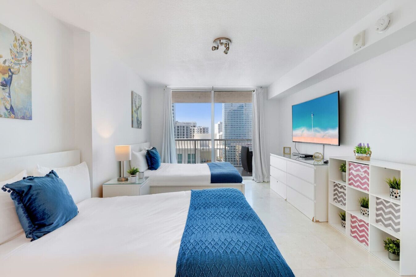 Desk, iron/ironing board, WiFi, bed sheets