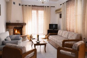 TV, fireplace, offices - Stratigato Garden Getaway near Chios Town (Dafnonas)