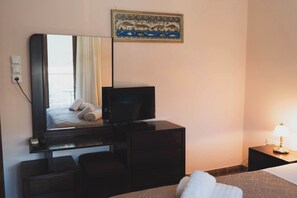 2 habitaciones, escritorio y tabla de planchar con plancha 