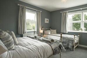 4 bedrooms, free WiFi, bed sheets - Hawthorn Cottage, Little Haven (Little Haven)