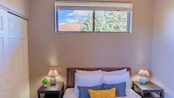 3 slaapkamers, een bureau, een strijkplank/strijkijzer, gratis wifi